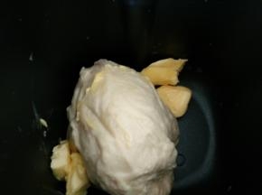 2.加入黄油揉至完全扩展