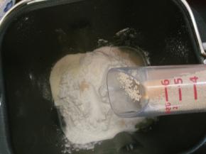 1.除黄油 蓝莓酱外所有材料入面包机揉至扩展阶段