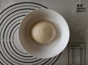 3.进行第一次发酵.发酵好的面团不塌陷不回缩