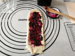 5.擀成牛舌状 涂上蓝莓酱