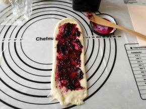 5.擀成牛舌状 涂上蓝莓酱