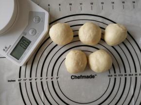 4.取出排气分成5等份揉圆静置