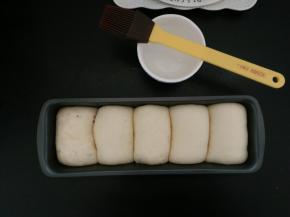 7.进行二次发酵，模具8分满