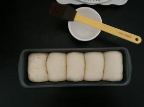 7.进行二次发酵，模具8分满