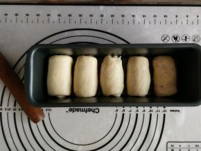 6.卷起放入模具中