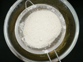 2.筛入低筋面粉 