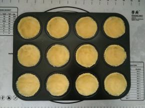 6.沿着模具按压好