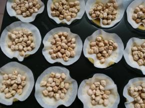 8.把处理好的油纸放入面团上 压上豆子 