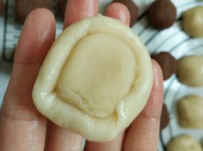 用油皮裹上油酥，收紧口