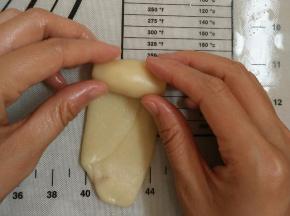 .再擀成牛舌状，再卷起来