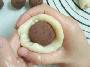 两头对折后擀圆包入豆沙馅