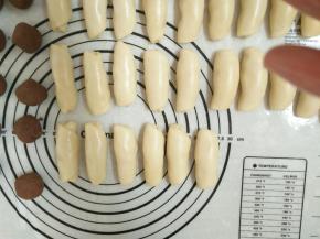 擀成牛舌状 卷起