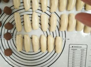 擀成牛舌状 卷起