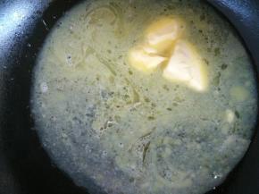 3.当煮至沸腾的时候，转小火，倒入过筛好的低筋面粉。快速搅拌，使面粉完全混合在一起，混合均匀后关火.