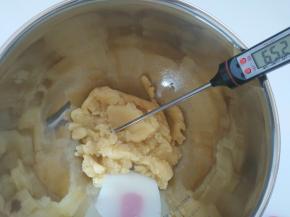 4.把面糊搅散，使面糊散热。等面糊冷却到60-65摄氏度的时候，就可以加入蛋液