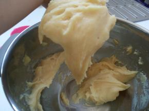 6.面糊呈倒三角形状，就不用再继续加入鸡蛋。（如图）