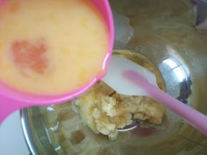 5.先加入少量鸡蛋，完全搅拌到面糊把鸡蛋都吸收以后，再加下一次。（一般我都是分三次加入蛋液，第三次要多观察面糊的状态，不要一次加入太多蛋液）此时一定要注意，配方里的鸡蛋不一定需要全部加入.