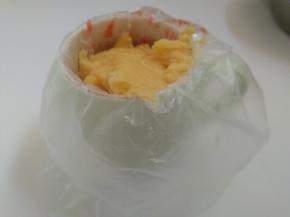 7.把搅拌好的面糊放入裱花袋中，我用的是曲奇花嘴。