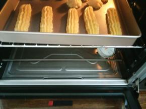 9.放入预热好的烤箱200度10分钟转180度25分钟出炉放凉