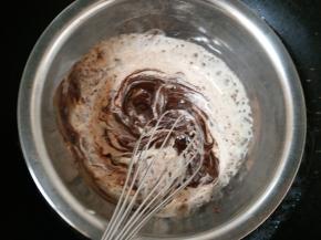 10.60克巧克力和40克淡奶油倒入干净的碗里