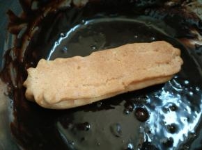 12.将放凉的泡芙沾取巧克力液后撒上开心果碎