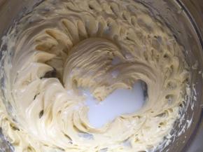 加入牛奶继续打发均匀