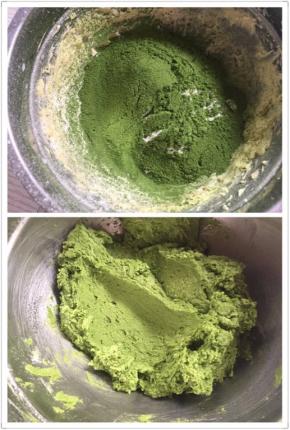 打发好的黄油中，筛入所有粉类，用刮刀混合均匀至无干粉即可。