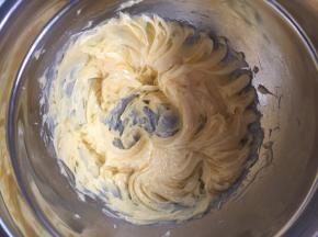 黄油室温软化后，用电动打蛋器稍微打发一下。