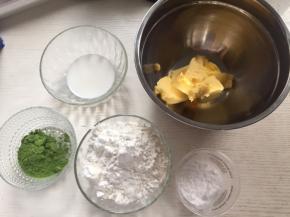 准备好所有材料（高，低，玉米淀粉我都放一起了）