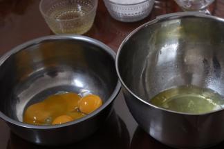 2.将蛋清蛋黄分离（蛋清盆内必须是无水 无油 无一点蛋黄）