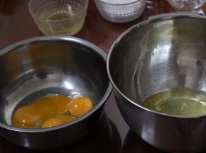 2.将蛋清蛋黄分离（蛋清盆内必须是无水 无油 无一点蛋黄）