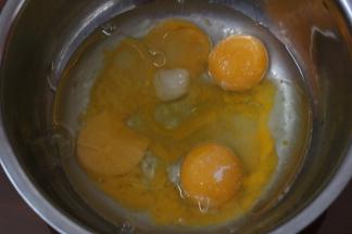 3.蛋黄中加入糖 油水搅拌至乳化