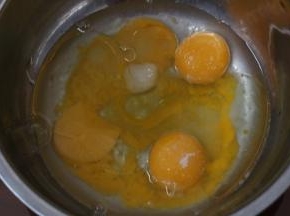 3.蛋黄中加入糖 油水搅拌至乳化