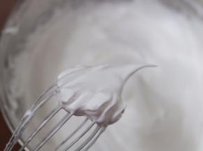 5.蛋白分三次打发至湿性发泡