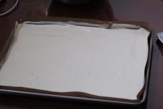 7.把蛋糕糊倒入铺有油布的烤盘内 振动气泡 表面可以用刮板刮平