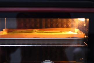 8.放入预热好的烤箱内180度20分钟 中层  取出放凉后 倒扣撕开油布