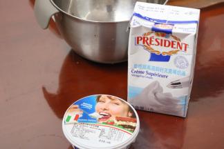 9.将淡奶油和马斯卡彭分别加糖打发