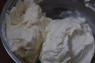 10.混合均匀后抹在蛋糕表面卷起即可