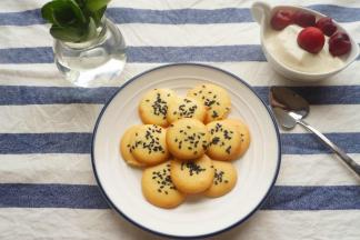 放凉后就可以吃了,嘎崩脆的饼干,越吃越香.下午茶不错的选择