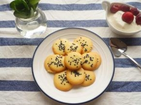 放凉后就可以吃了,嘎崩脆的饼干,越吃越香.下午茶不错的选择