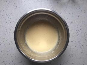 打至蛋液发白,浓稠