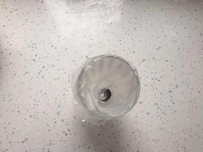 裱花袋装入中号圆嘴裱花嘴,套在一个高杯子上