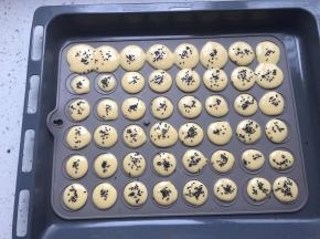 均匀撒上黑芝麻