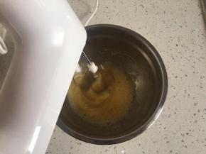 用电动打蛋器中速搅打