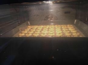 放入预热好180度的烤箱中,烘烤约18分钟