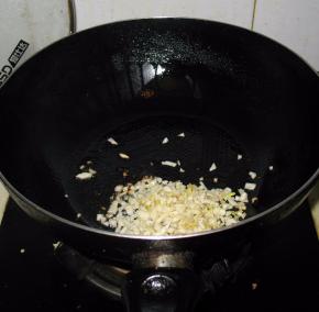 大蒜用压蒜器压碎，锅中倒入油