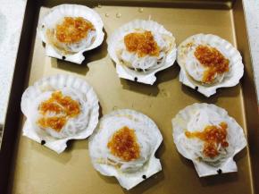 浇上蒜酱，在用锅烧用一些油，浇在蒜泥上（浇油这步可以省略，有人不喜欢吃浇过油的蒜泥）