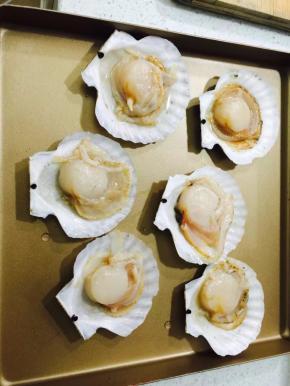 扇贝洗干净去掉里色的部分，摆入烤盘中
