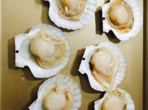扇贝洗干净去掉里色的部分，摆入烤盘中