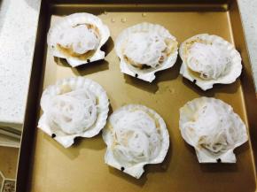 煮好的汤粉过凉水后放在洗好的扇贝上